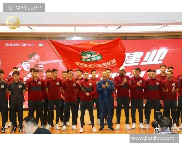 河南建业足球队奋战新赛季全力争取更高荣誉展现球队拼搏精神与团结力量