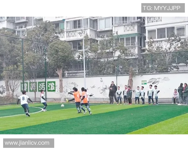 南方小学足球比赛精彩直播视频回顾与精彩瞬间分享